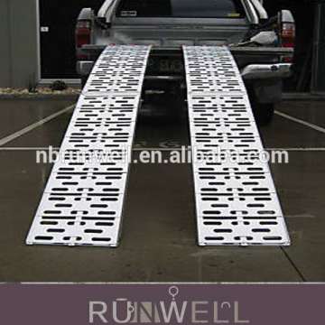 Aluminium folding loading ramp for car